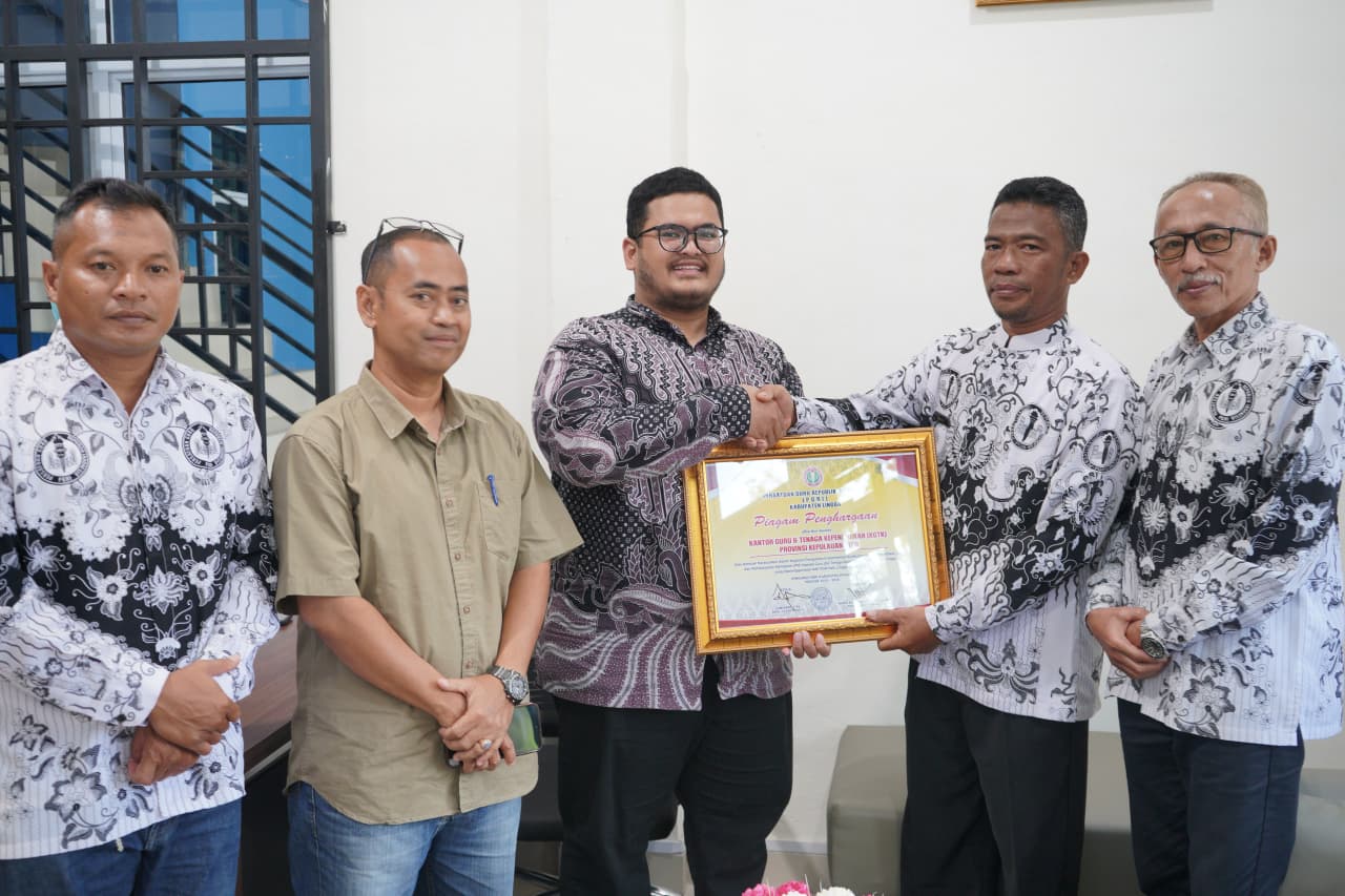 PGRI Kabupaten Lingga Serahkan Piagam Penghargaan Untuk Kantor GTK Provinsi Kepulauan Riau