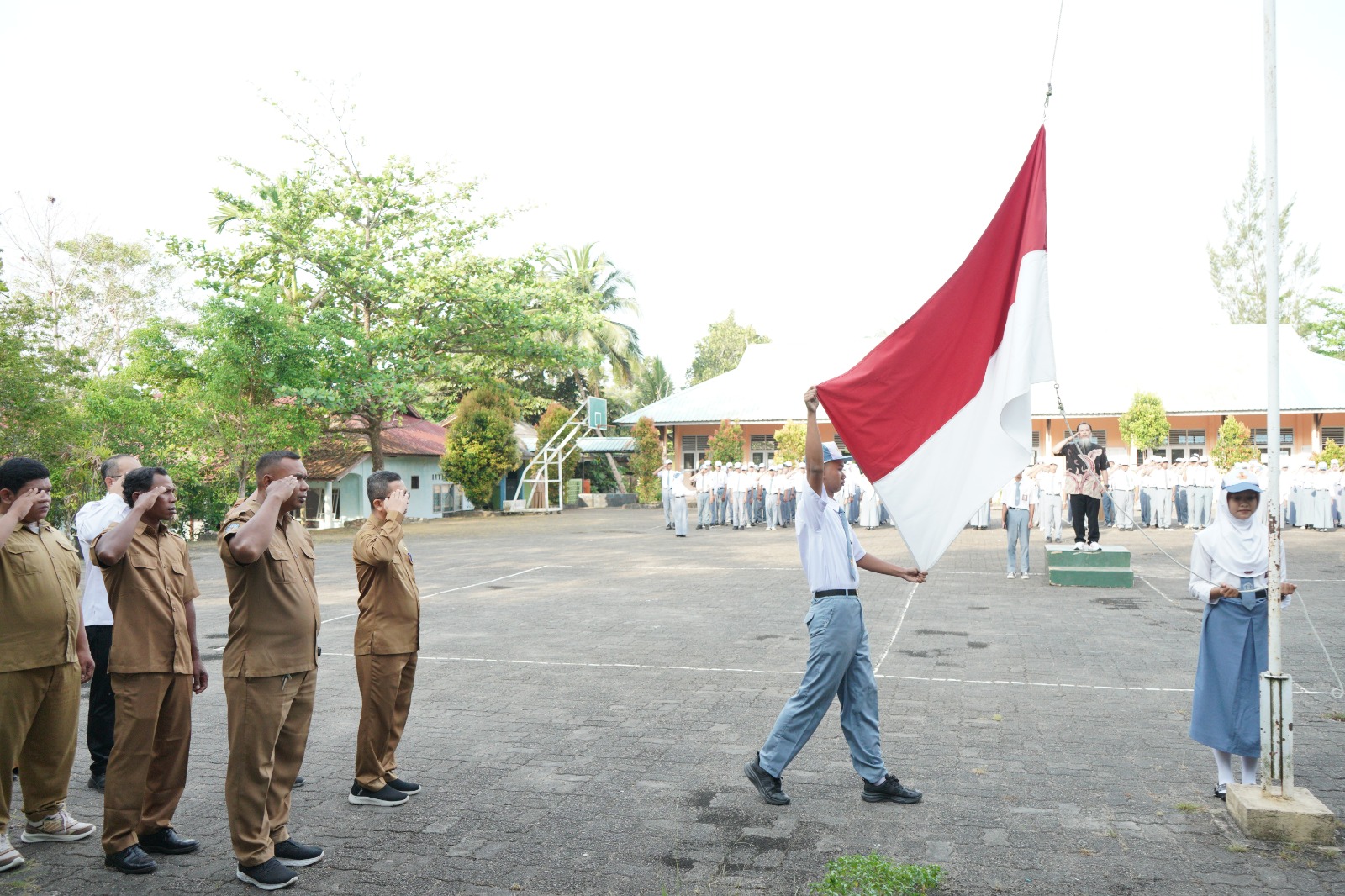 Kepala Kantor GTK Kepri Menjadi Pembina Upacara di SMA Negeri 1 Teluk Bintan